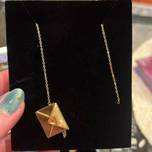 Carregar imagem no visualizador da galeria, Colar Actually Romantic Envelope