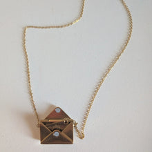 Carregar imagem no visualizador da galeria, Colar Actually Romantic Envelope
